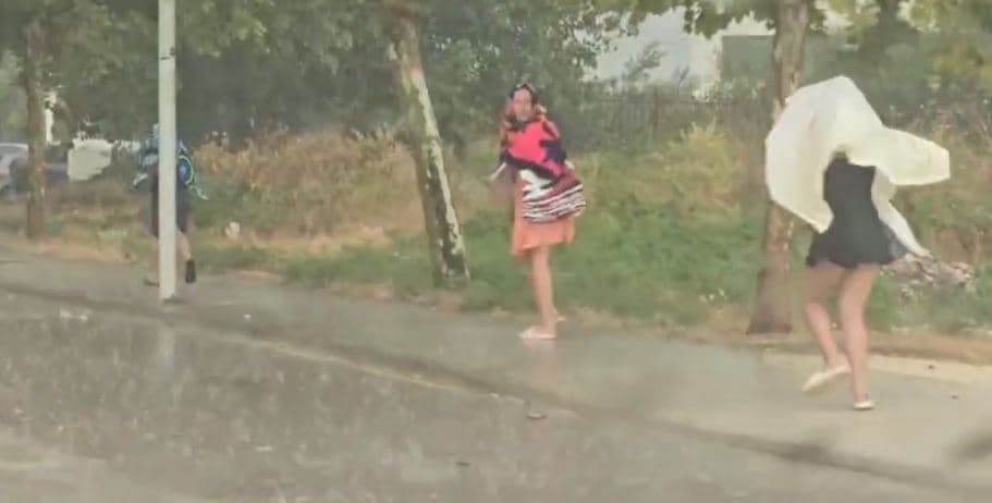 Vlora mes stuhisë dhe reshjeve, largohen turistët me vrap nga plazhet (VIDEO)