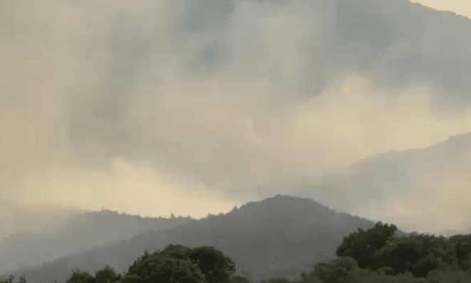 Zjarr i madh pranë Syrit të Kaltër, evakuohen turistët, kërkohet ndërhyrje nga ajri