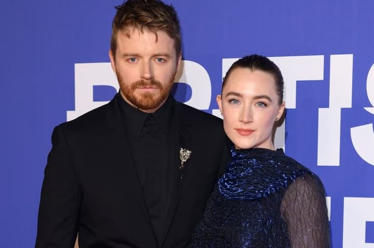 Aktorja Saoirse Ronan dhe partneri i saj e mirëpresin fëmijën e parë së bashku