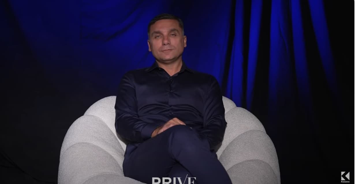 Adriatik Kelmendi përgjigjet në pyetjet pikante të Prive Klan Kosova, kë do e linte të fundoset mes Pacollit, Ramës e Kurtit?