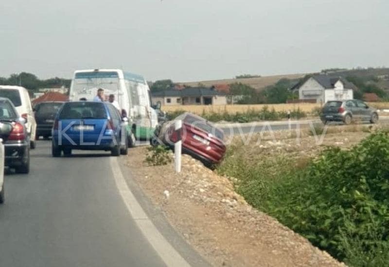 Aksident në dalje të Vushtrrisë, vetura del nga rruga