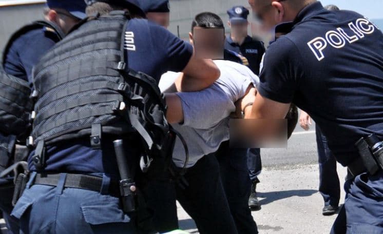 Arrestohen dy burra në Kaçanik, iu konfiskohen vetura, telefona, para e drogë
