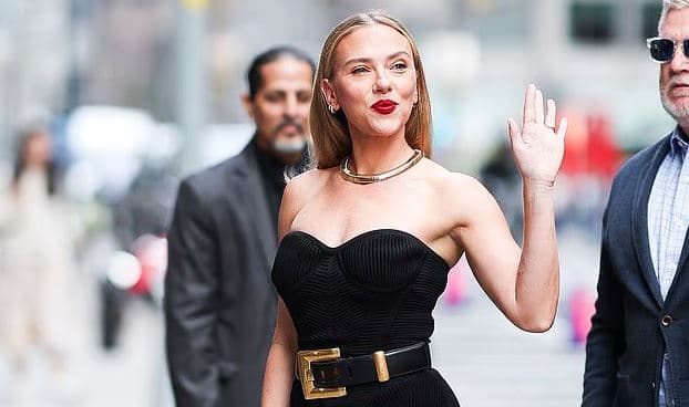 Scarlett Johansson mahnit me elegancën, teksa mbërrin në ‘The Late Show’ në New York