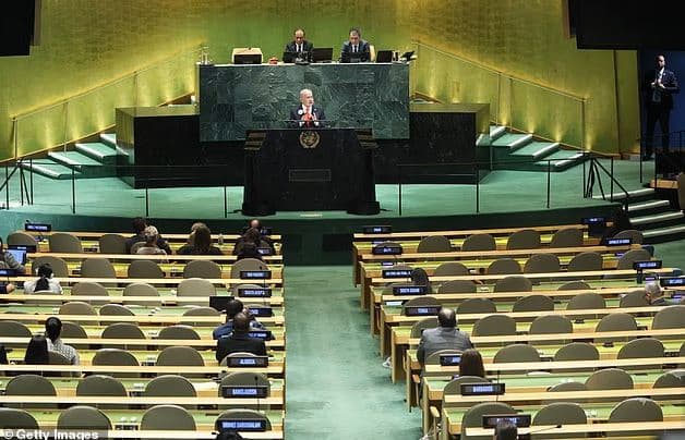 Momenti kur delegatët largohen nga Asambleja e OKB-së, pak çaste para se Netanyahu të fillojë fjalimin