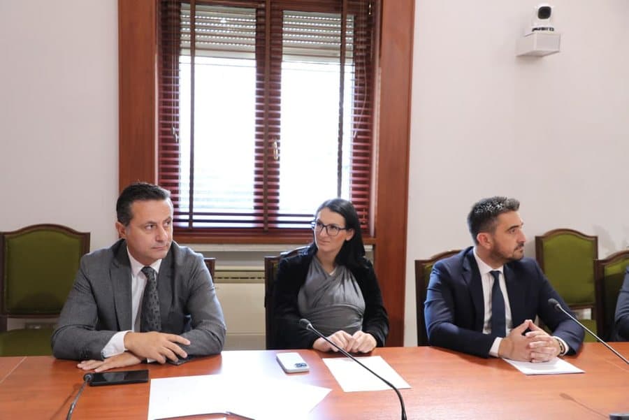 Deputetja e Shqipërisë merr foshnjën në Kuvend