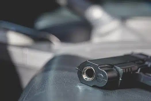 Kanos zyrtarët policorë, i gjejnë revolen pranë veturës