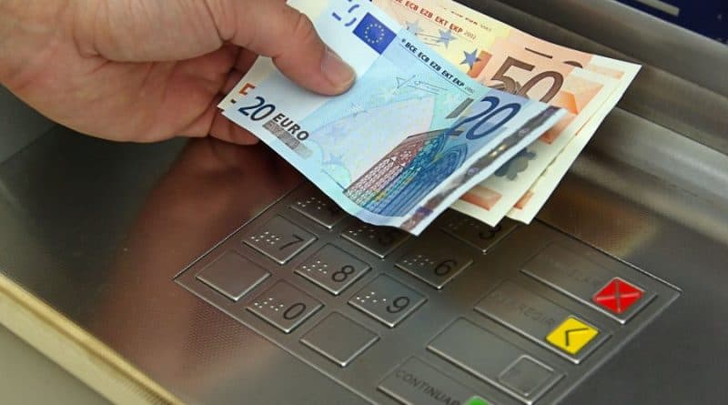 Deponohen para false në një bankë në Prizren