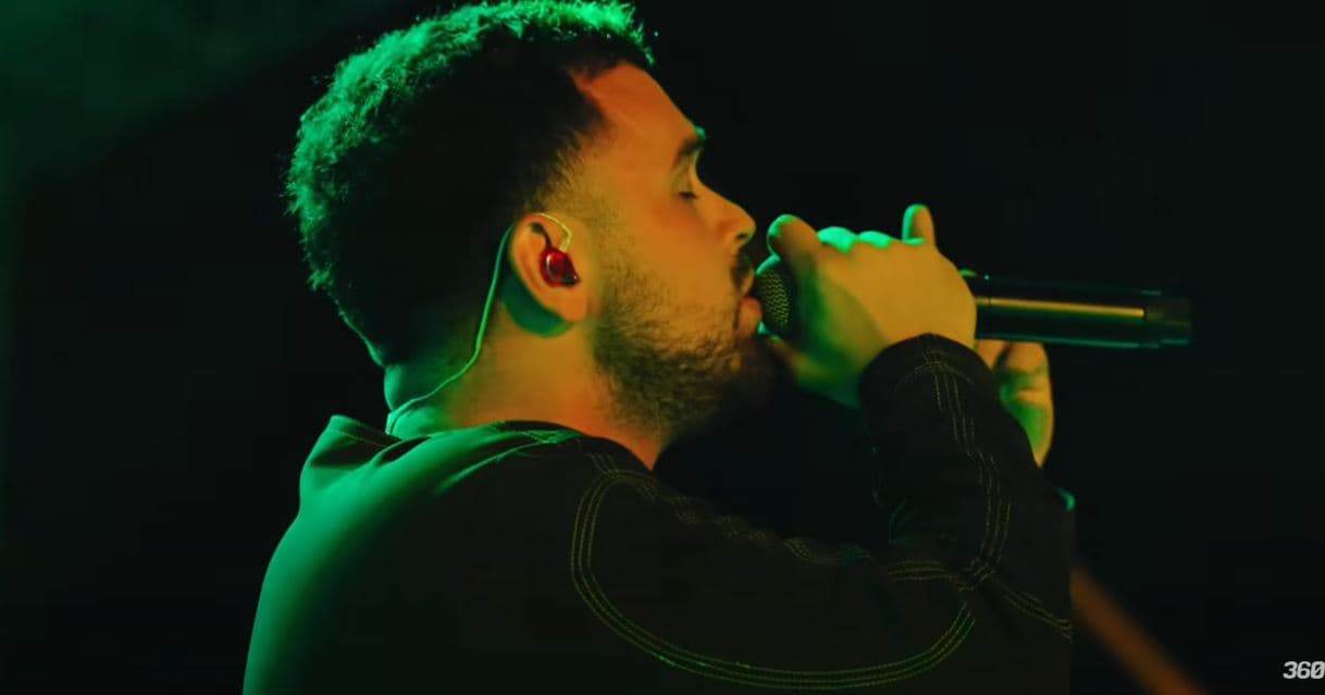 Ylli e përpunon këngën “Po të pres te shadërvani”, ja versioni i ri (VIDEO)