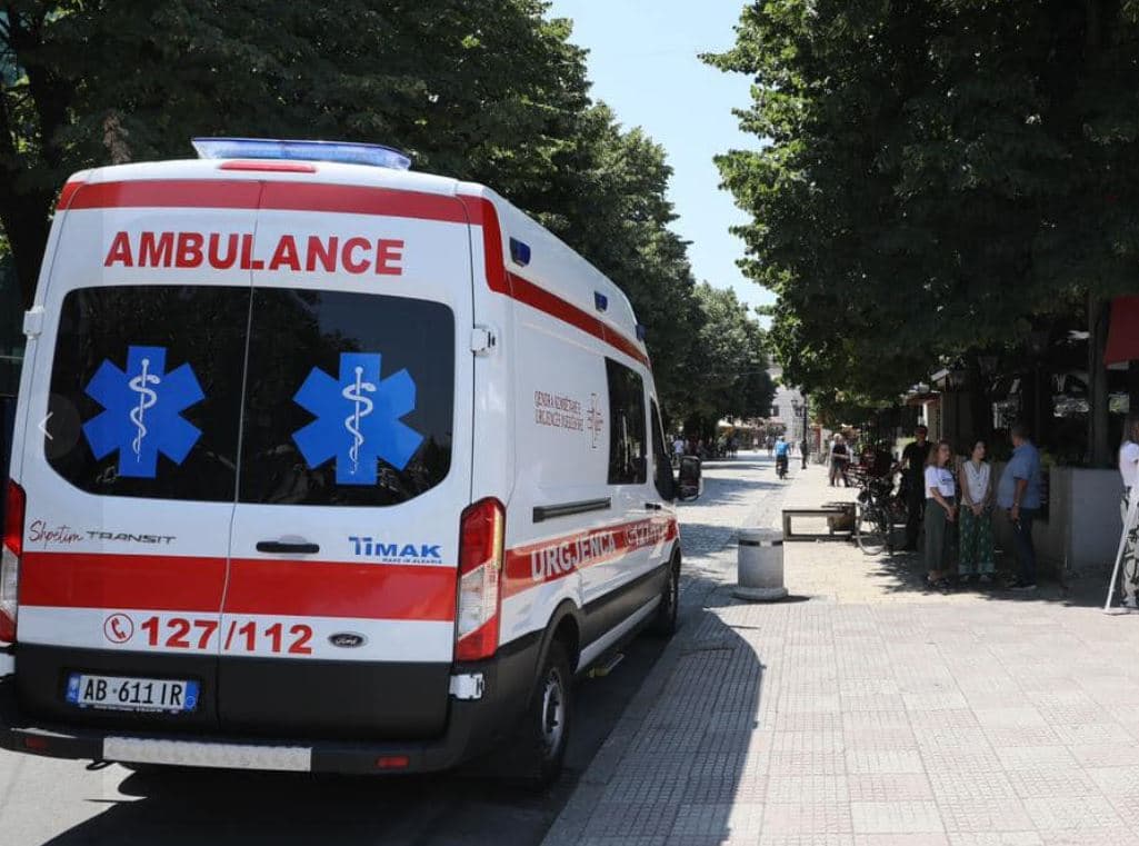 Helmohen tri të mitura në Korçë, konsumuan karamele me kanabis që i gjetën në bërllok
