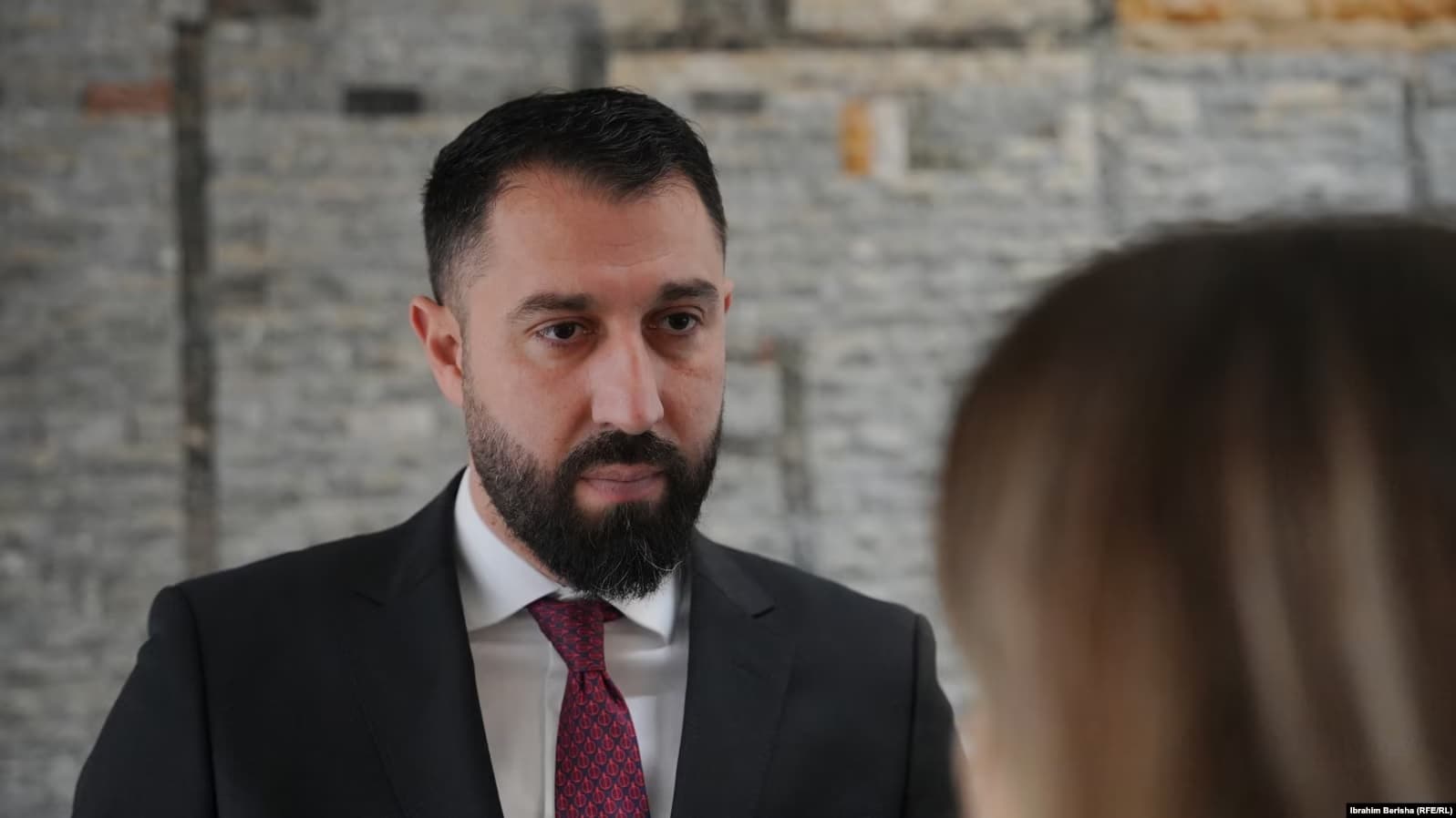 “Ma tregoi armën...tutna se VV e ka krejt në dorë ”, flet burri që e raportoi ministrin e Kurtit për kërcënim
