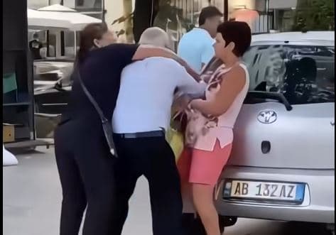 Tiranë: Shitësja e misrave kapet me një grua, ndërhyn i moshuari me bastun për t'i ndarë