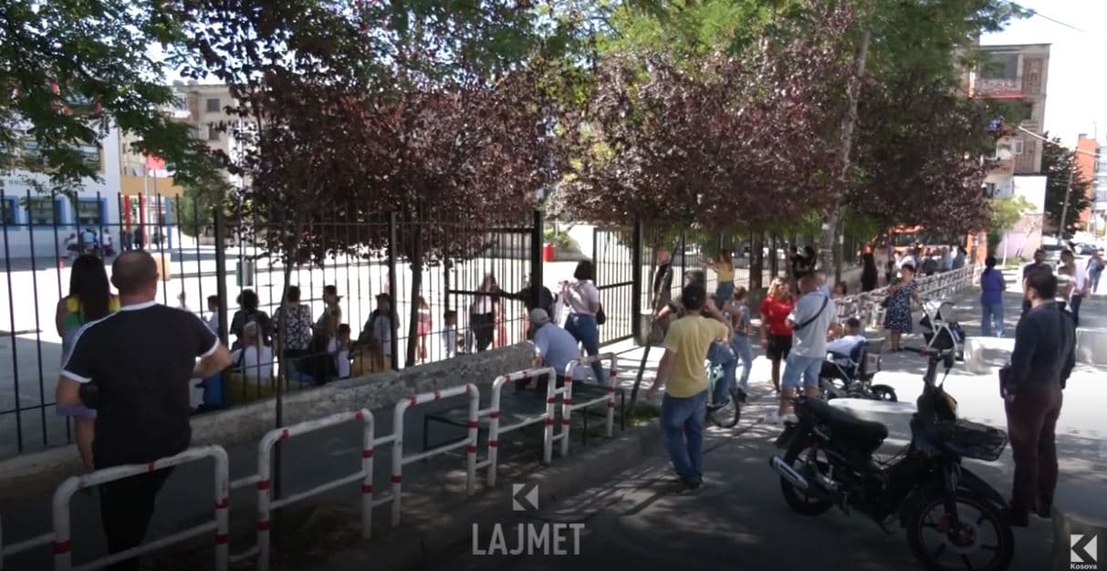 Rendi në Shqipëri, mbyllen kafiteritë përskaj shkollave (VIDEO)