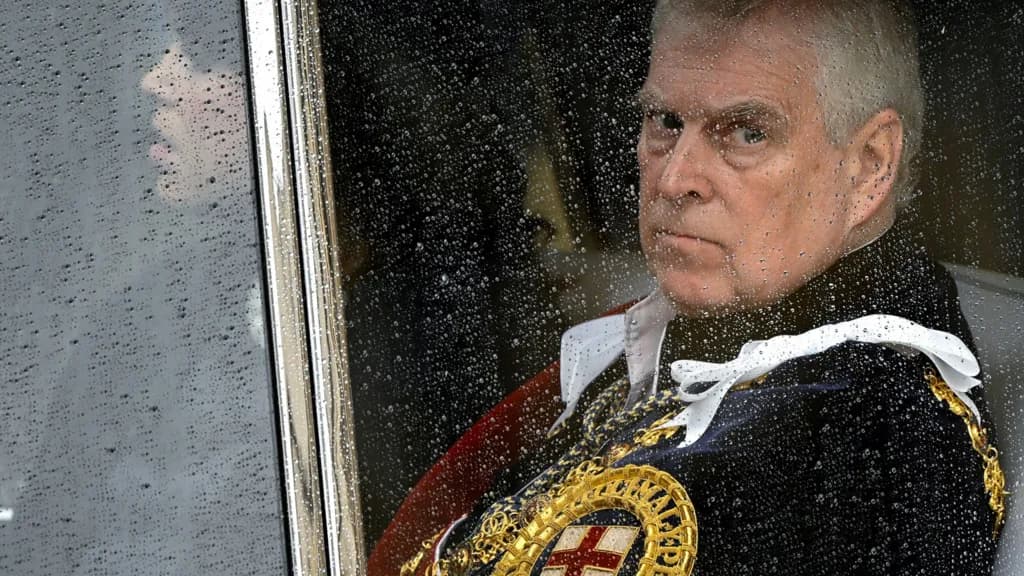 Mbreti Charles ia heq vëllait të tij, Andrew, titujt dhe e largon nga rezidenca