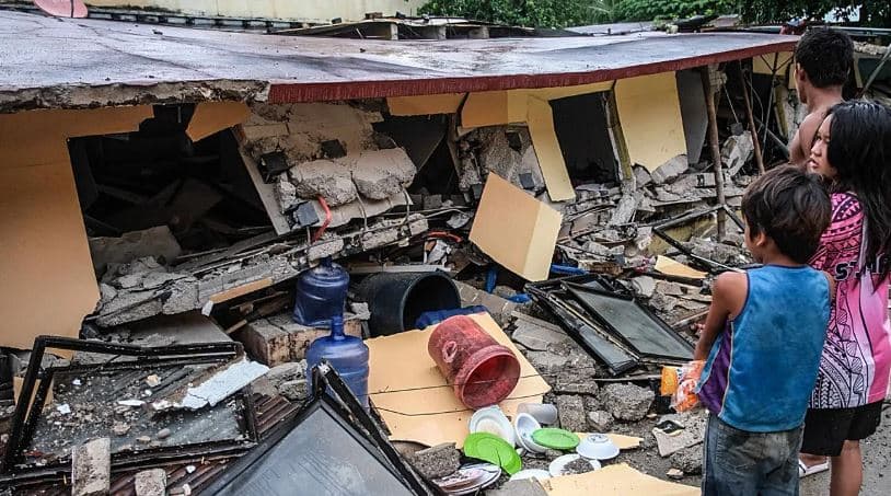 Një tërmet me magnitudë 6.9 ballë Rihter i godet Filipinet qendrore, duke vrarë të paktën 69 persona