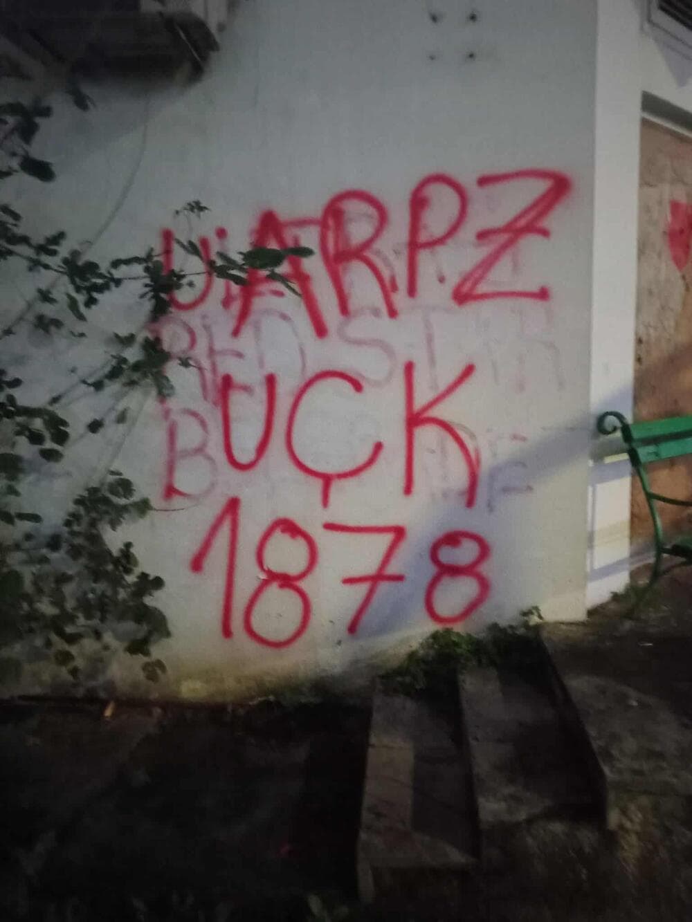 “Vijesti”: 10 ditë burgim Edison Shehut për grafitin UÇK në Mal të Zi