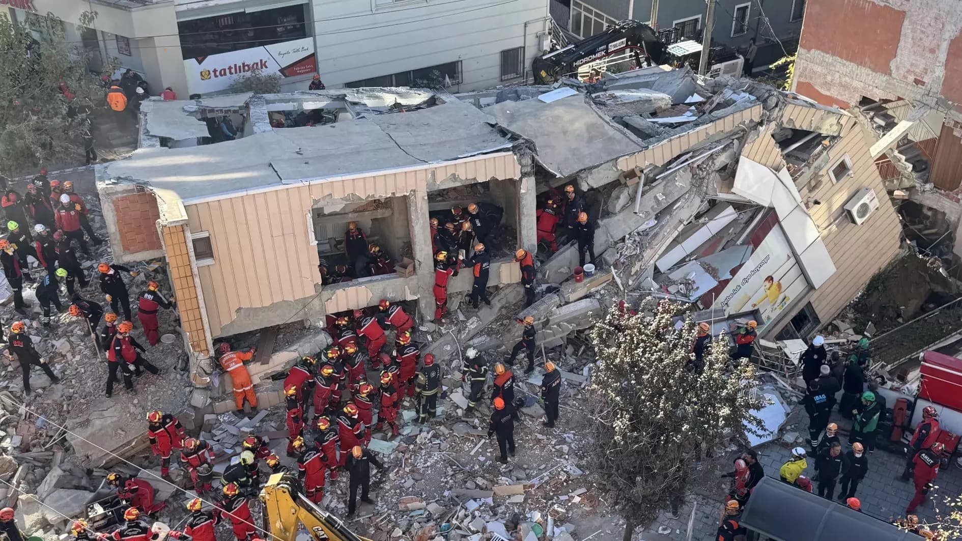 Shembet ndërtesa 7 katëshe në Stamboll, pesë persona të bllokuar nën rrënoja