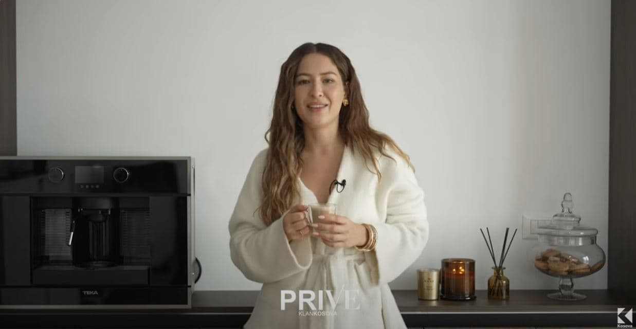 Hajnat tentuan t’ia thyenin derën, Françeska Murati hap dyert e shtëpisë së re (VIDEO)