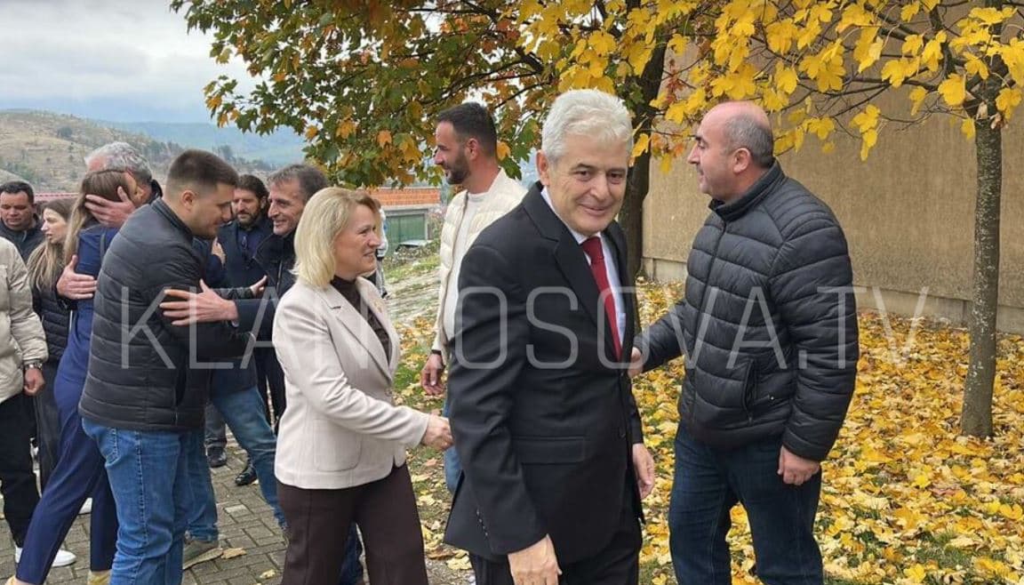 Ali Ahmeti voton, pritet me flamuj nga bashkëfshatarët e tij