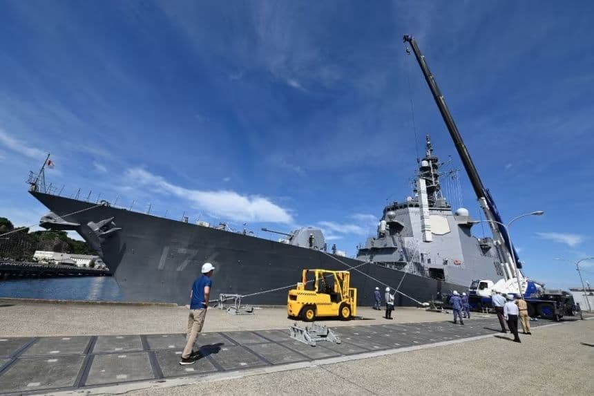 Japonia armatos anijen luftarake me raketa shkatërruese, sfidë e hapur në garën ushtarake të Paqësorit