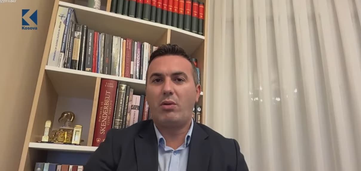 Ademi për protestën në Tiranë: U tha njëzëri se liria dhe çlirimtarët nuk mund të gjykohen (VIDEO)