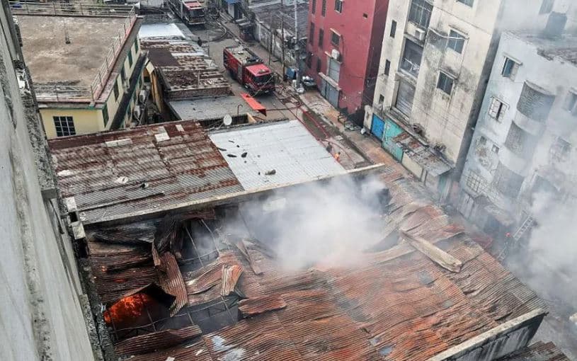Zjarri në një fabrikë veshjesh në Bangladesh vret të paktën 16 persona