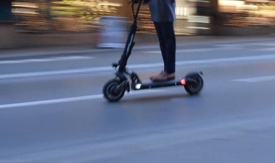 Shqipëria ndalon përkohësisht qarkullimin e trotinetëve elektrikë