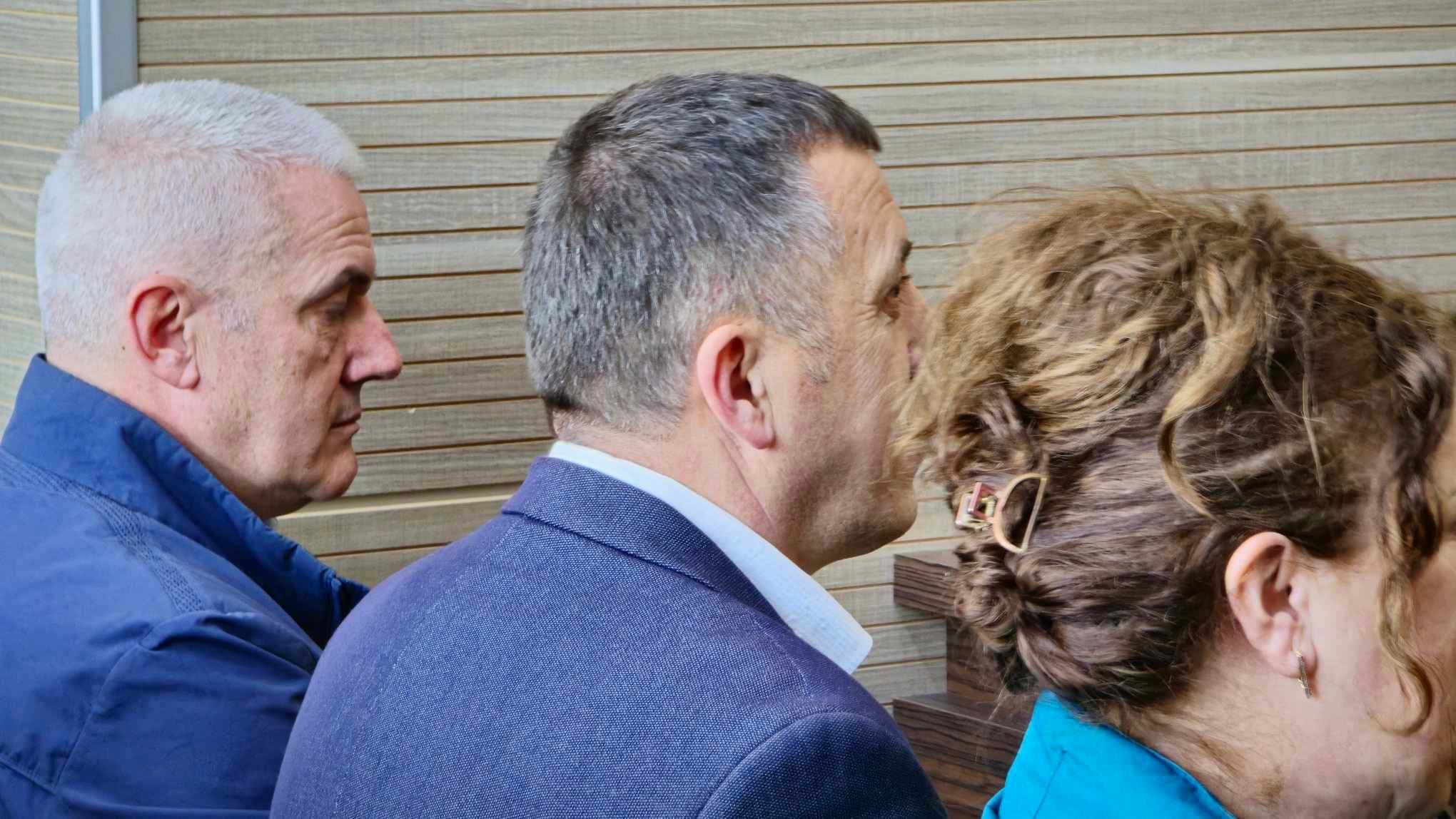 Sveçla, pavarësisht urdhrit për sjelle me detyrim, mungon në seancën për gazin lotsjellës