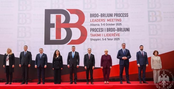 Begaj ndan foton familjare nga Samiti i Brdo-Brijunit