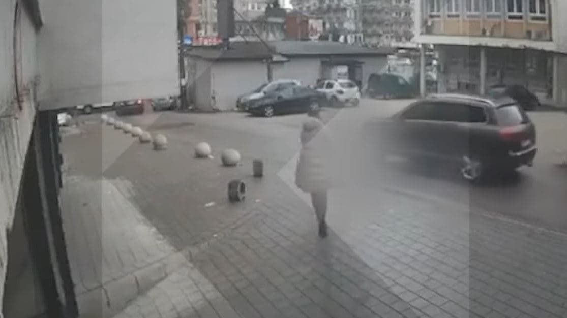 Momenti tronditës kur i dyshuari plagos dy viktimat në Pejë (PAMJE)