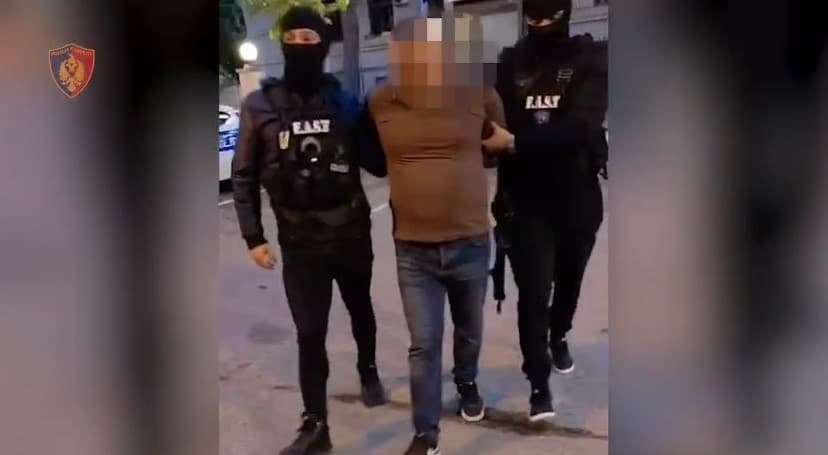 Tiranë: Prangoset 49-vjeçari që kultivoi bimë narkotike në Kosovë