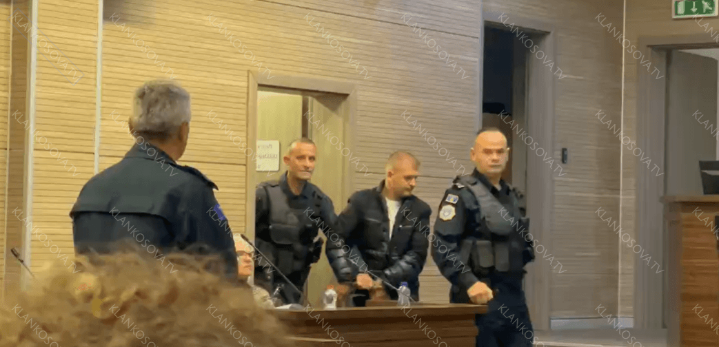 Arrijnë në sallë të akuzuarit për vrasjen e Liridona Ademajt (PAMJE)