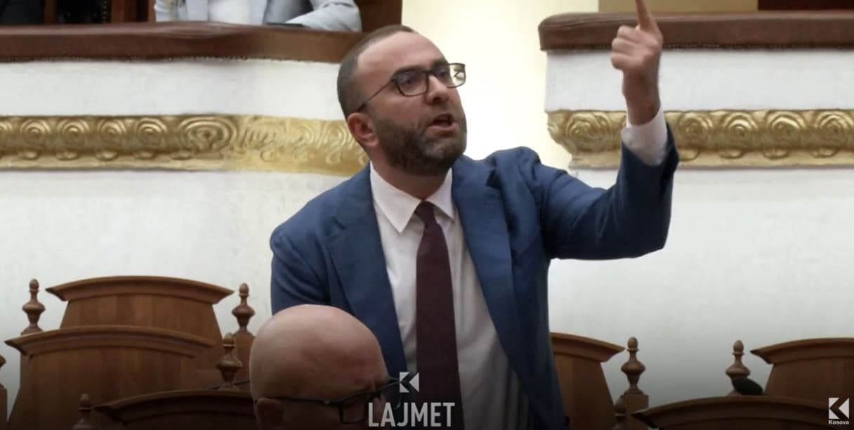Kuvendi i Shqipërisë, dorëzohet kërkesa për përjashtimin e Bardhit (VIDEO)