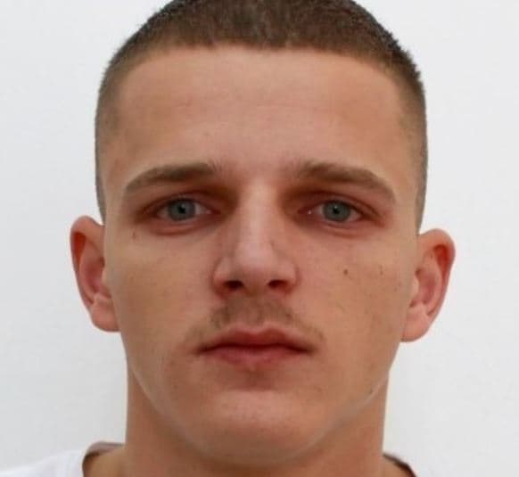 Lajmëroni policinë nëse e shihni personin në foto, po kërkohet për grabitje