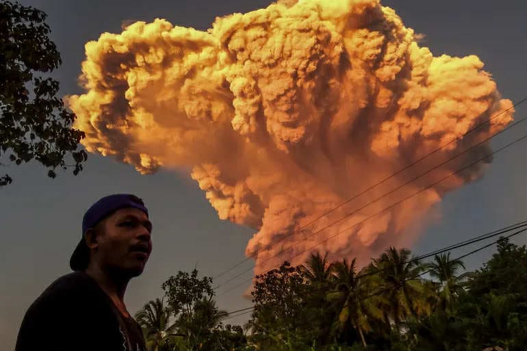 Indonezi: Shpërthen vullkani Lewotobi, hiri arrin deri në 10 kilometra lartësi