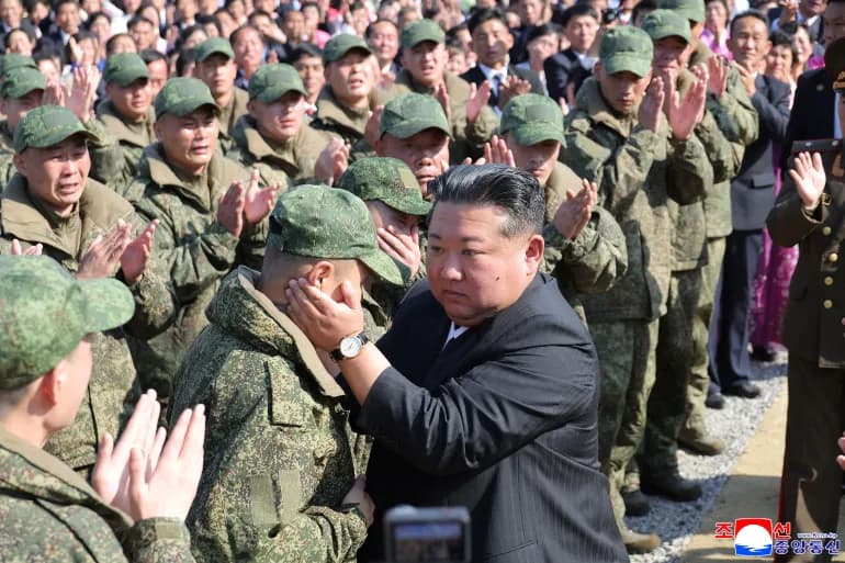 Kim Jong Un lavdëron aleancën ushtarake me Rusinë, nderon “çliruesit” e Kurskut