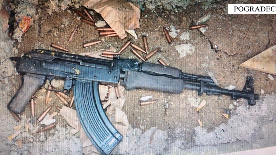 Dy 16-vjeçarë qëlluan me armë drejt një banese, kallashnikovin e fshehën në varreza