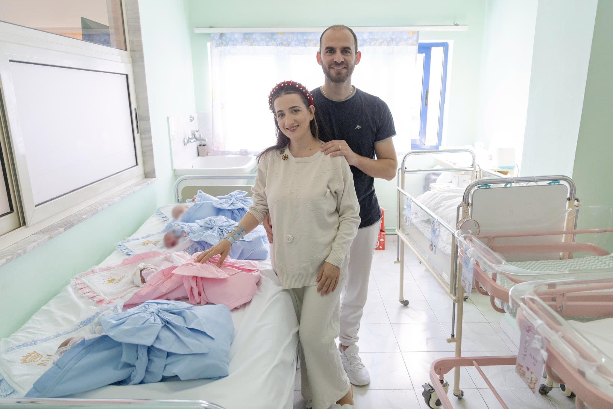 Gruaja në Tiranë sjell në jetë katërnjakë të shëndetshëm