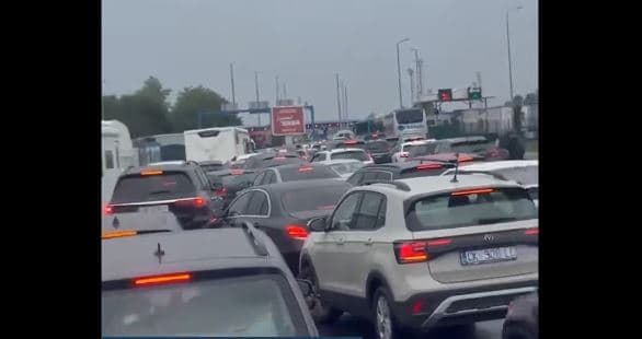 Llugë në kufirin Serbi-Kroaci, pritjet shkojnë deri në dy orë (VIDEO)