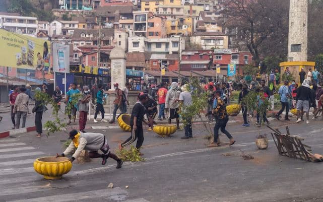 Protestuesit në Madagascar rikthehen në rrugë, pavarësisht shpërndarjes së qeverisë