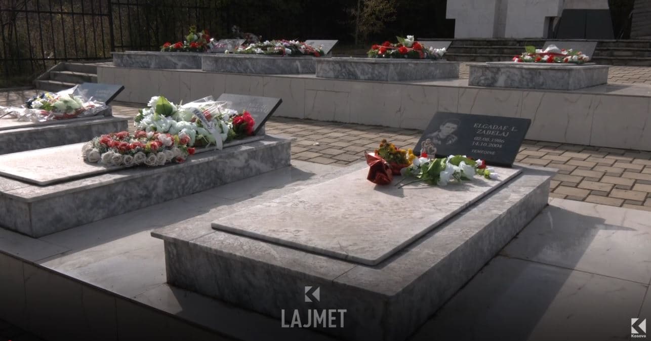 Tragjedia në Fushë-Arrëz: Kujtohen 15 maturantët malishevas që u shuan në aksident (VIDEO)