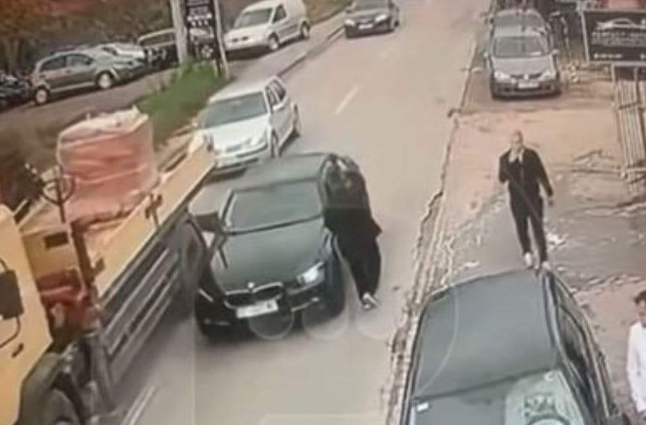 Këmbësori shpëton për një fije 'floku' nga vozitja e 'çmendur' e shoferit në Llap (VIDEO)