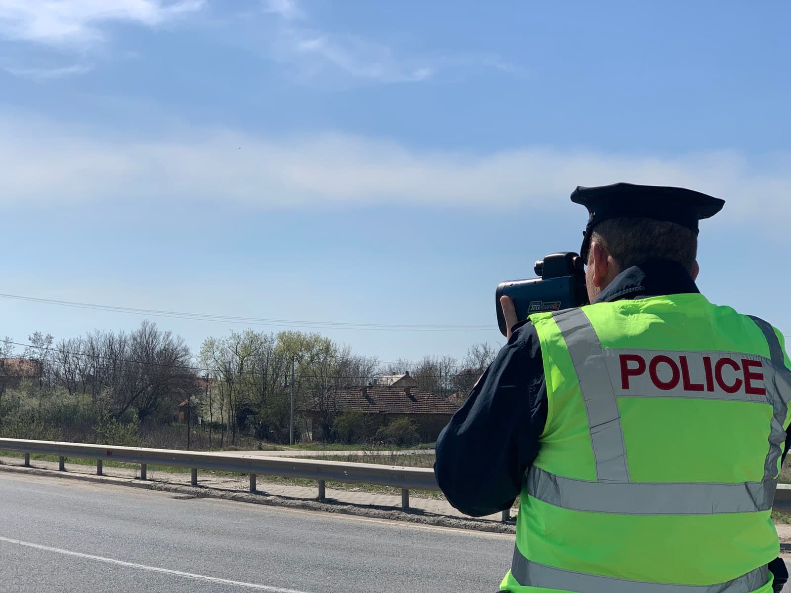 U gjobit për tejkalim shpejtësie, shoferi iu shkakton lëndime trupore tre policëve