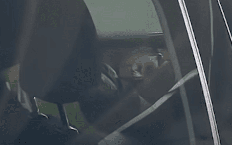 Skandaloze: Polici shqiptar kapet duke parë filma +18 në orar të punës (VIDEO)