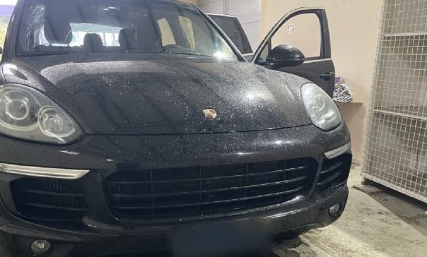 Ndalohet një Porsche në Vërmicë, ishte e mbushur me cigare e pije energjike