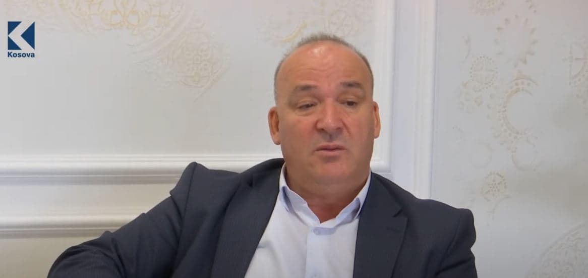Bulliqi feston shumë, “vonohet” në punë (VIDEO)