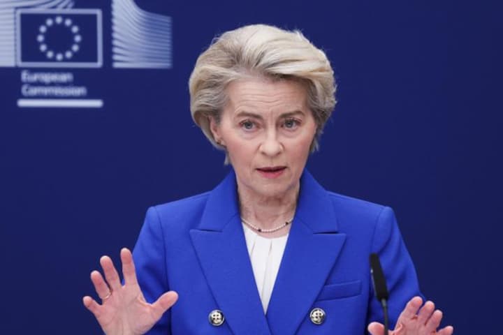 “Mbijetuesja Ursula von der Leyen”, i shpëton dy mocioneve
