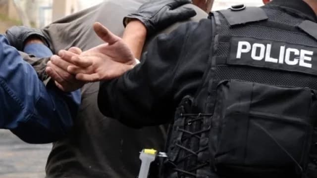Lëndoi një person dhe sulmoi policin me kokë gjatë kapjes, arrestohet i dyshuari në Mitrovicë