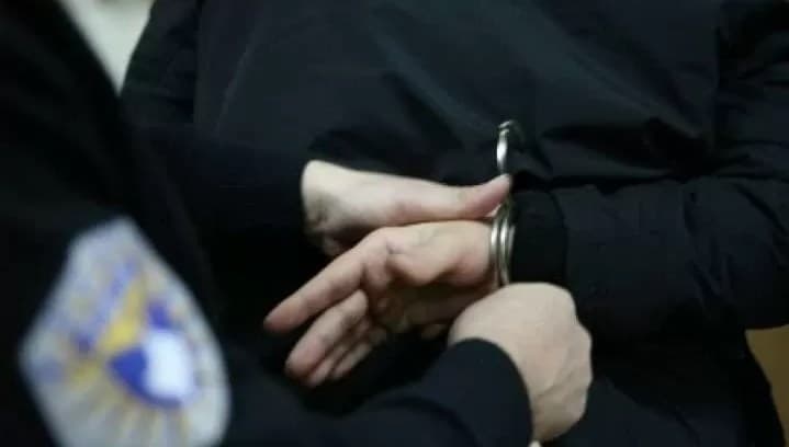 Kanosi policin pasi i shqiptoi tiketë për kundërvajtje, arrestohet