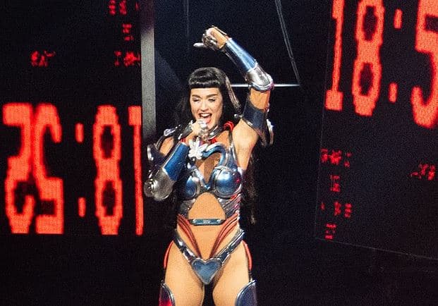 Katy Perry vesh kostumin metalik për të performuar në Glasgow