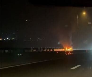 Vetura merr flakë në autostradën “Arbën Xhaferi” (VIDEO)